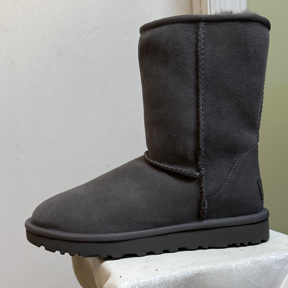 Ugg classic 2  Gray Suede Boots size 7  women H29N1